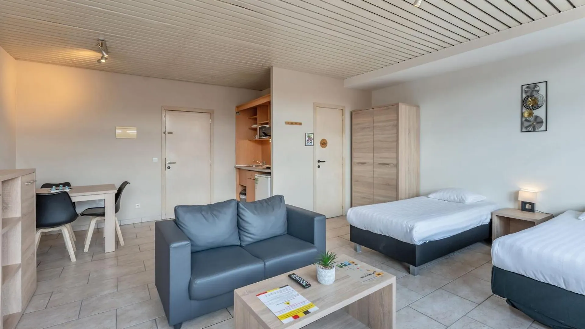 Room In Studio - Studio Triple Near Noord Station Bruksela Pensjonat